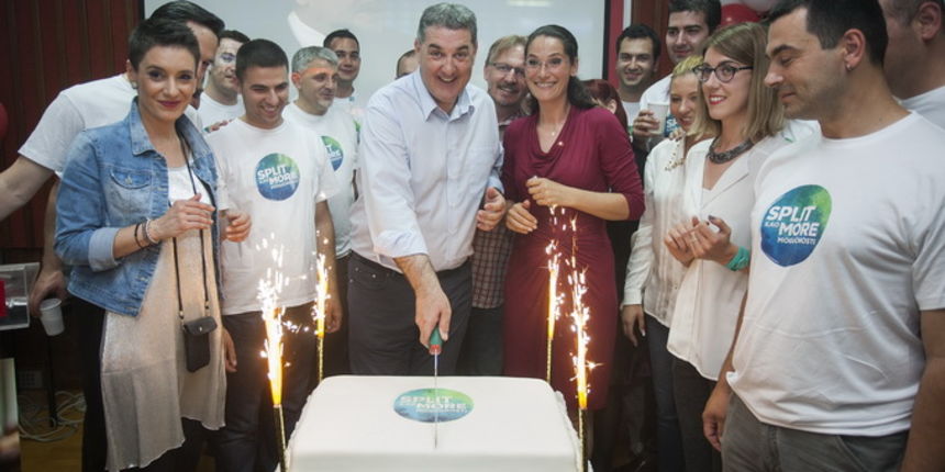 Split, 190513. 
Lokalni izbori 2013.
Izborni stozer SDP-a.
Pracenje izbornih rezultata u sredisnjici SDP-a.
Na fotografiji: iscekivanje rezultata u splitskom stozeru SDP-a.
Foto: Ante Cizmic / CROPIX