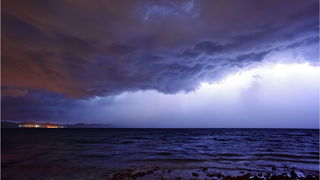 Jutros oko 4 sata nad Zadrom se sručila snažna ljetna grmljavinska nevera praćena snažnom kišom a mjestimično i tučom koja je portajala nekih pola sata Jutros oko 4 sata nad Zadrom se sručila snažna ljetna grmljavinska nevera praćena snažnom kišom a mjestimično i tučom koja je portajala nekih pola sata