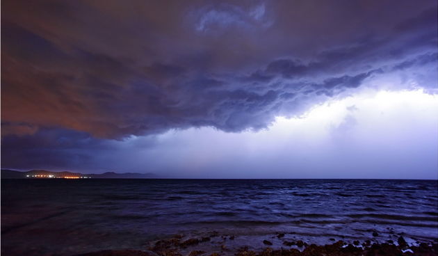 Jutros oko 4 sata nad Zadrom se sručila snažna ljetna grmljavinska nevera praćena snažnom kišom a mjestimično i tučom koja je portajala nekih pola sata