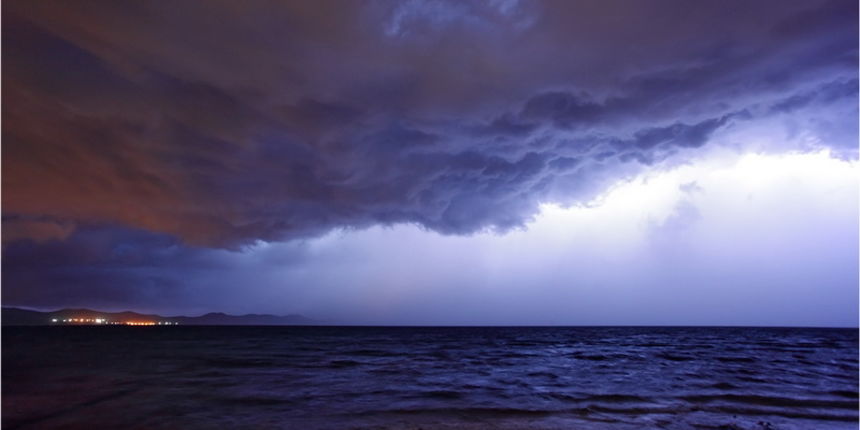 Jutros oko 4 sata nad Zadrom se sručila snažna ljetna grmljavinska nevera praćena snažnom kišom a mjestimično i tučom koja je portajala nekih pola sata Jutros oko 4 sata nad Zadrom se sručila snažna ljetna grmljavinska nevera praćena snažnom kišom a mjestimično i tučom koja je portajala nekih pola sata