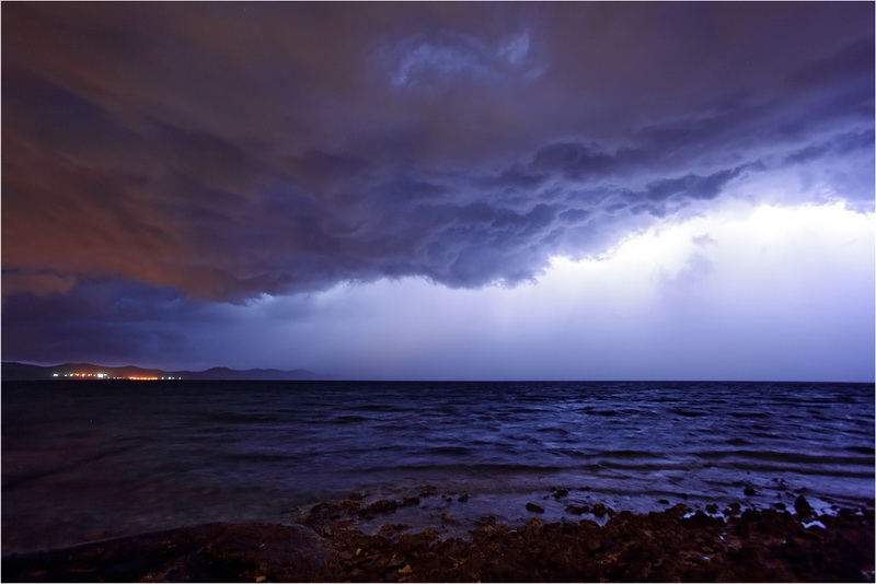 Jutros oko 4 sata nad Zadrom se sručila snažna ljetna grmljavinska nevera praćena snažnom kišom a mjestimično i tučom koja je portajala nekih pola sata Jutros oko 4 sata nad Zadrom se sručila snažna ljetna grmljavinska nevera praćena snažnom kišom a mjestimično i tučom koja je portajala nekih pola sata