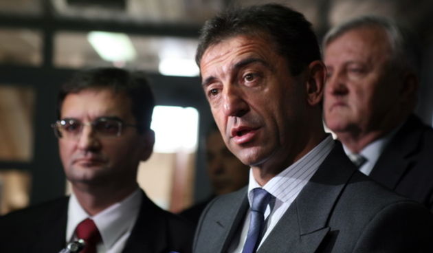 Vinkovci, 201009. Ministar Darko Milinovic nakon otvorenja zgrade Centra za socijalnu skrb obisao Vinkovacku opcu bolnicu.  Na fotografiji: ministar Darko Milinovic u obilasku Vinkovacke opce bolnice. Foto: Damir Glibusic / CROPIX