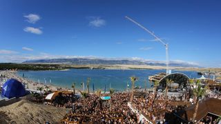 Otok Pag – Hideout festival privukao je mnogobrojnu publiku na popularnu plazu Zrce gdje se na after beach partiju u klubu Papaya plesalo cijelo poslijepodne. Photo: Filip Brala/PIXSELL