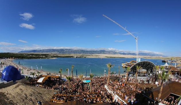 Otok Pag – Hideout festival privukao je mnogobrojnu publiku na popularnu plazu Zrce gdje se na after beach partiju u klubu Papaya plesalo cijelo poslijepodne. Photo: Filip Brala/PIXSELL