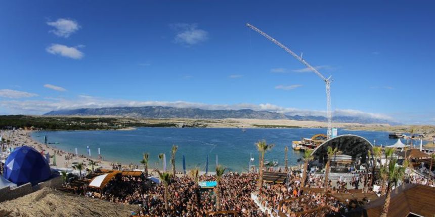 Otok Pag – Hideout festival privukao je mnogobrojnu publiku na popularnu plazu Zrce gdje se na after beach partiju u klubu Papaya plesalo cijelo poslijepodne. Photo: Filip Brala/PIXSELL Otok Pag – Hideout festival privukao je mnogobrojnu publiku na popularnu plazu Zrce gdje se na after beach partiju u klubu Papaya plesalo cijelo poslijepodne. Photo: Filip Brala/PIXSELL