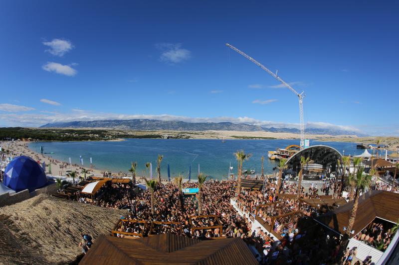 Otok Pag – Hideout festival privukao je mnogobrojnu publiku na popularnu plazu Zrce gdje se na after beach partiju u klubu Papaya plesalo cijelo poslijepodne. Photo: Filip Brala/PIXSELL