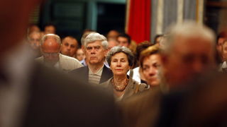 Zadar, 071010
Veceras u crkvi Sv. Sime zadarski nadbiskup Zelimir Puljic predao je relikvije (komad kosti sa noge) Svetog Simuna pravoslavcima – Teofilaktu metropolitu Jordana, vikaru za cijeli grcko-pravoslavni patrijarhat. Pravoslavcima je ovo obecao jo