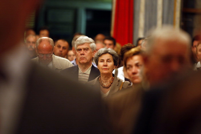 Zadar, 071010
Veceras u crkvi Sv. Sime zadarski nadbiskup Zelimir Puljic predao je relikvije (komad kosti sa noge) Svetog Simuna pravoslavcima – Teofilaktu metropolitu Jordana, vikaru za cijeli grcko-pravoslavni patrijarhat. Pravoslavcima je ovo obecao jo