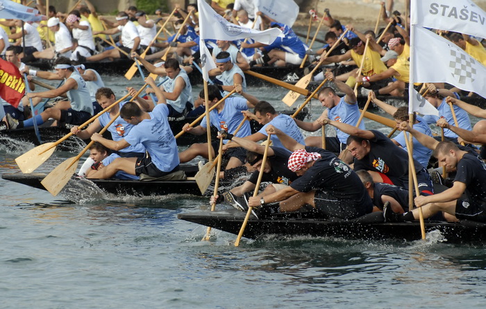 Metkovic, 140810.
Trinaesti maraton ladja vozi se od Metkovica do Ploca u duzini od 22,5 kilometara. U maratonu je nastupilo oko 600 veslaca u 35 ladjarskih posada.
Foto: Denis Jerkovic / Cropix