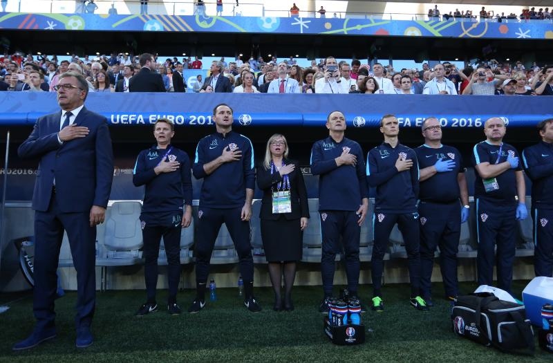 U dvoboju zadnjeg, 3. kola D skupine EURA u Bordeauxu igraju nogometaši Hrvatske i Španjolske (1-1).   Pred 40.000 gledatelja na stadionu Matmut Atlantic sudi Bjorn Kuipers.    Strijelci: 0-1 Morata (7), 1-1 Kalinić (45)