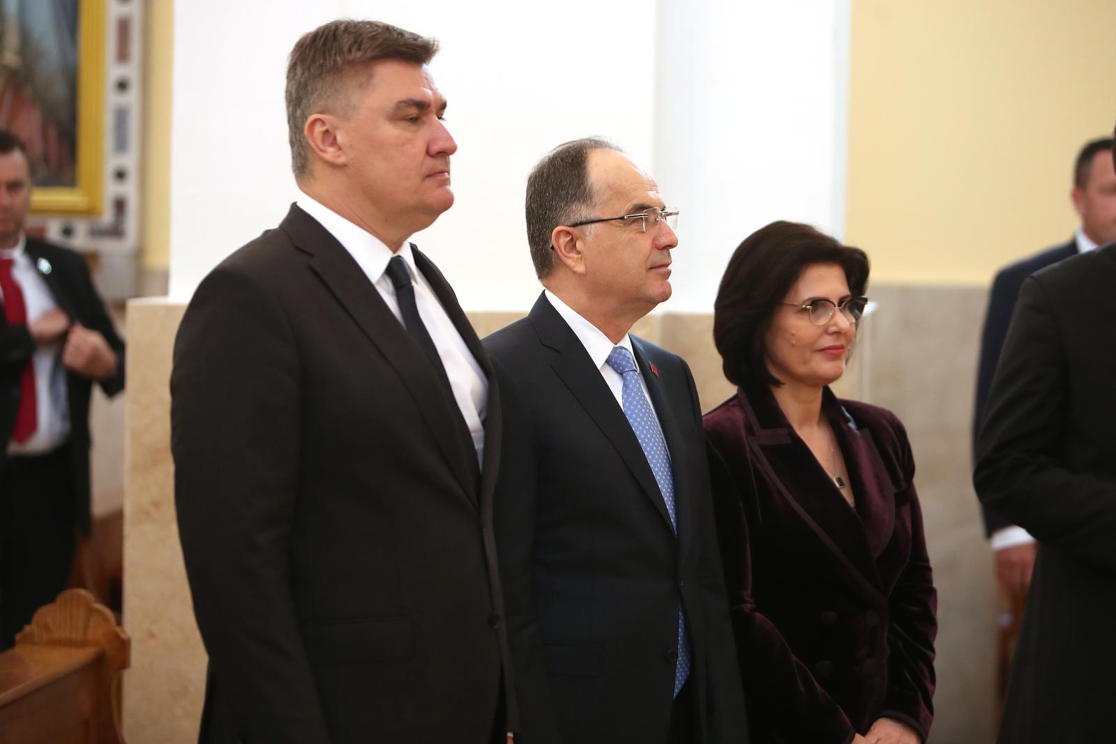 Predsjednik Zoran Milanović i albanski predsjednik Bajram Begaj posjetili crkvu Gospe Loretske u Arbanasima Predsjednik Zoran Milanović i albanski predsjednik Bajram Begaj posjetili crkvu Gospe Loretske u Arbanasima