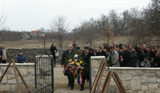 Polaganje vijenaca u spomen na žrtve Medviđe