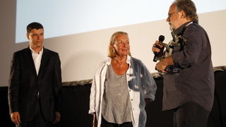 Zadar, 240810
Veceras je ispred Donata na Poljani Ivana Pavla drugog svecano otvoren Forum Film Festival.
Na slici (s lijeva): Sergej Stanojkovski, direktor festivala, Alenka Pinter, supruga pokojnog filmasa Tomislava Pintera kojemu je posvecena nagrada Zadar, 240810
Veceras je ispred Donata na Poljani Ivana Pavla drugog svecano otvoren Forum Film Festival.
Na slici (s lijeva): Sergej Stanojkovski, direktor festivala, Alenka Pinter, supruga pokojnog filmasa Tomislava Pintera kojemu je posvecena nagrada