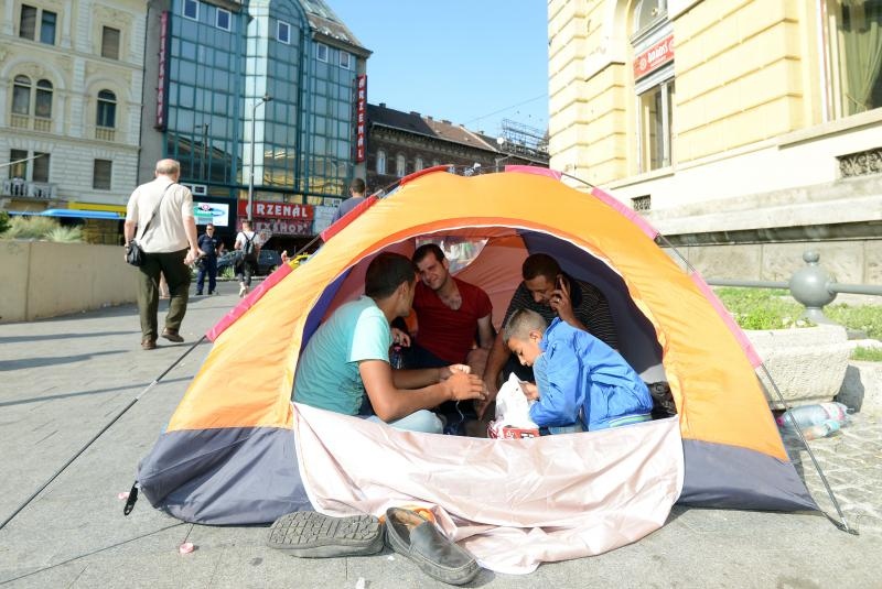 Izbjeglice i imigranti na željezničkom kolodvoru Keleti ulicama Budimpešte, Photo: Marko Jurinec/PIXSELL Izbjeglice i imigranti na željezničkom kolodvoru Keleti ulicama Budimpešte, Photo: Marko Jurinec/PIXSELL