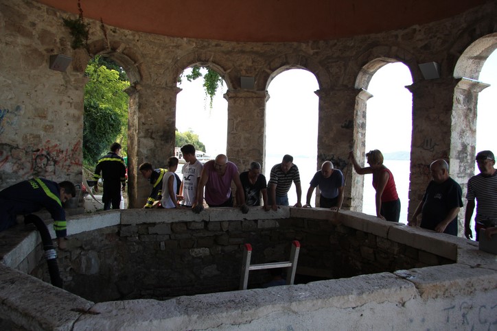 Karma:Počela akcija čišćenja Carske fontane Karma:Počela akcija čišćenja Carske fontane