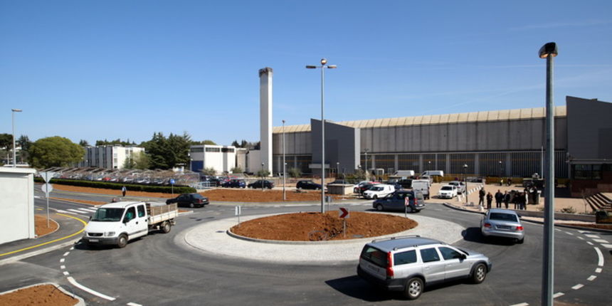 Zadar, 020412.
Jutros je gradonacelnik Zvonimir Vrancic sa dogradonacelnikom Darkom Kasapom u promet pustio novouredjene ulice Domovinskog rata i Benka Benkovica, te novi rotor na krizanju Domovinskog rata i Stjepana Radica.
Foto: Jure Miskovic / CROPIX Zadar, 020412.
Jutros je gradonacelnik Zvonimir Vrancic sa dogradonacelnikom Darkom Kasapom u promet pustio novouredjene ulice Domovinskog rata i Benka Benkovica, te novi rotor na krizanju Domovinskog rata i Stjepana Radica.
Foto: Jure Miskovic / CROPIX