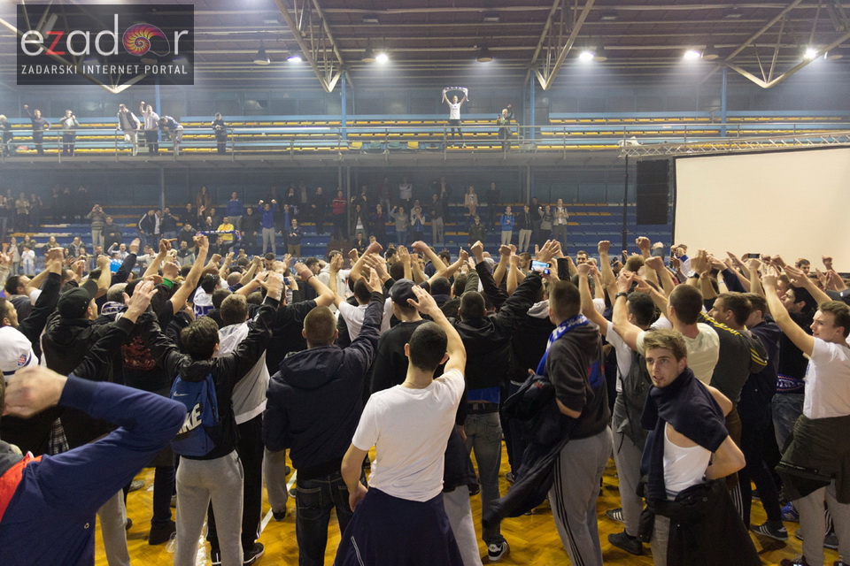 Humanitarno gledanje utakmice Zadar-Cibona (85-84) u Jazinama Humanitarno gledanje utakmice Zadar-Cibona (85-84) u Jazinama