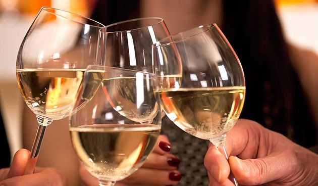 Čaše, vino, šampanjac, zdravica, fešta, nova godina