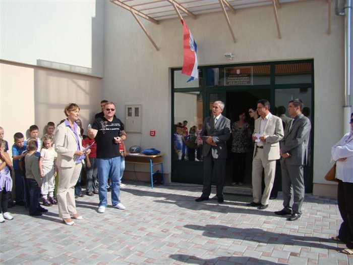 Svecano otvorenje obnovljenih podrucnih skola u Rastevicu i Bukovicu Svecano otvorenje obnovljenih podrucnih skola u Rastevicu i Bukovicu