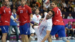 London, 310712.
Dvorana Copper Box.
Hrvatska muska rukometna reprezentacija igra utakmicu 2. kolo u skupini B protiv Srbije tokom Olimpijskih Igra u Londonu.
Na fotografiji: Igor Vori puca na gol.
Foto: Drago Sopta / CROPIX