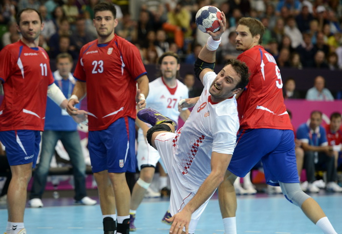 London, 310712.
Dvorana Copper Box.
Hrvatska muska rukometna reprezentacija igra utakmicu 2. kolo u skupini B protiv Srbije tokom Olimpijskih Igra u Londonu.
Na fotografiji: Igor Vori puca na gol.
Foto: Drago Sopta / CROPIX