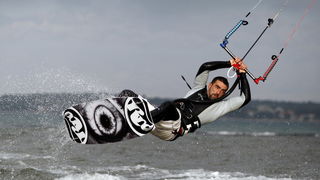 Nin, 150111.
Clanovi Kiteboarding kluba Spinaker iz Zadra na ninskoj plazi Zdrijac.
Foto: Jure Miskovic / CROPIX