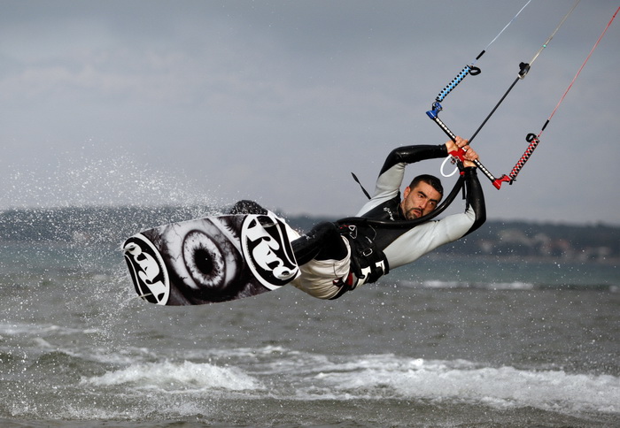 Nin, 150111.
Clanovi Kiteboarding kluba Spinaker iz Zadra na ninskoj plazi Zdrijac.
Foto: Jure Miskovic / CROPIX