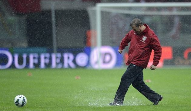 Roy Hodgson isprobava travnjak, foto: mirror.co.uk