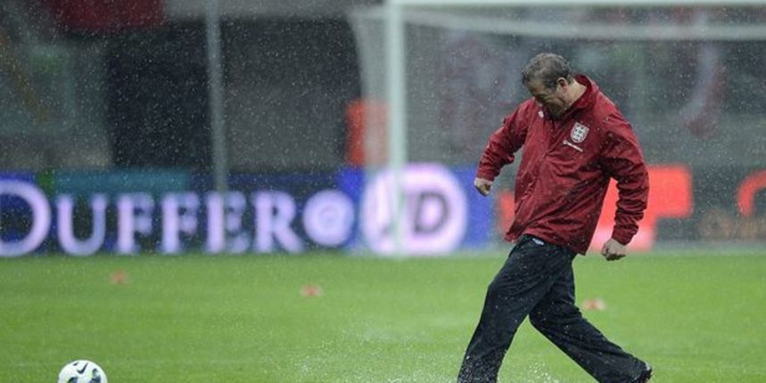 Roy Hodgson isprobava travnjak, foto: mirror.co.uk Roy Hodgson isprobava travnjak, foto: mirror.co.uk