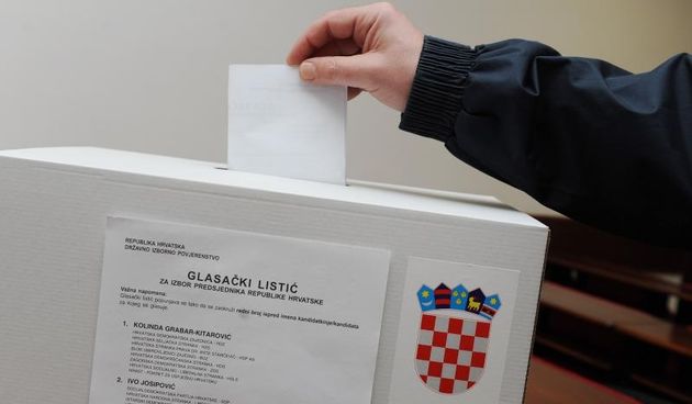 Knin – Otvorena biralista u Republici Hrvatskoj na kojima gradjani biraju predsjednika za cije mjesto kandidiraju cetiri kandidata. Photo: Hrvoje Jelavic/PIXSELL