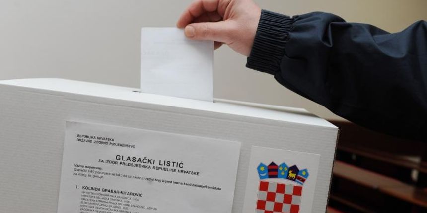 Knin – Otvorena biralista u Republici Hrvatskoj na kojima gradjani biraju predsjednika za cije mjesto kandidiraju cetiri kandidata. Photo: Hrvoje Jelavic/PIXSELL Knin – Otvorena biralista u Republici Hrvatskoj na kojima gradjani biraju predsjednika za cije mjesto kandidiraju cetiri kandidata. Photo: Hrvoje Jelavic/PIXSELL