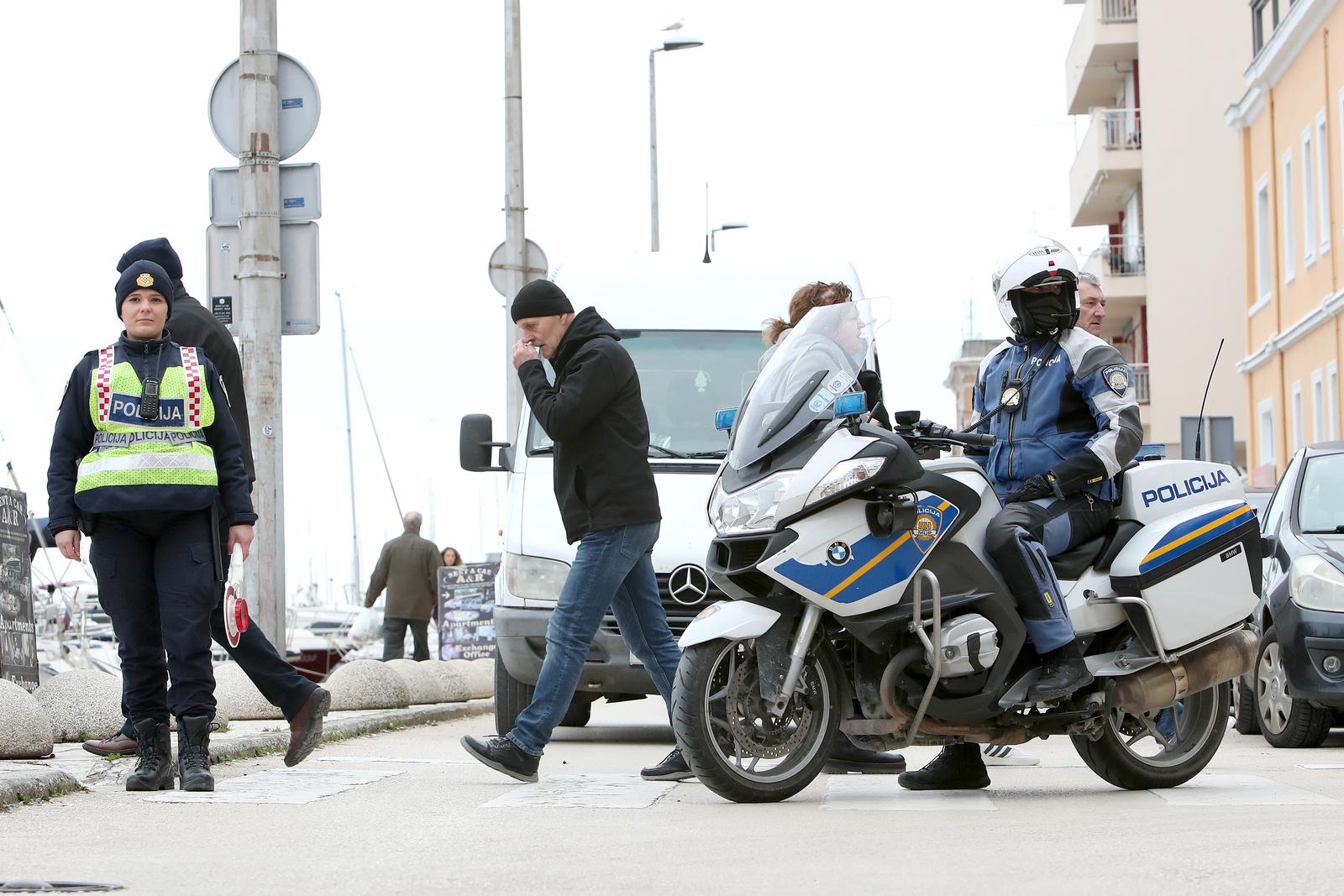 Mimohod pripadnika OSRH i MUP-a s ratnim zastavama povodom 30. obljetnice VRO Maslenica Mimohod pripadnika OSRH i MUP-a s ratnim zastavama povodom 30. obljetnice VRO Maslenica