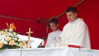 Misa na ostacima crkve na Petrini, foto: Leo Banić Misa na ostacima crkve na Petrini, foto: Leo Banić