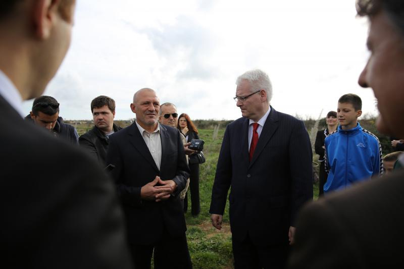 09.11.2013., Tinj – Predsjednik RH Ivo Josipovic posjetio je poljoprivrednike u Tinju te poljoprivrednu zadrugu Maraska Tinj koja je vazan dobavljac visnje maraske za zadarsku tvrtku Maraska d.d. Photo: Filip Brala/PIXSELL