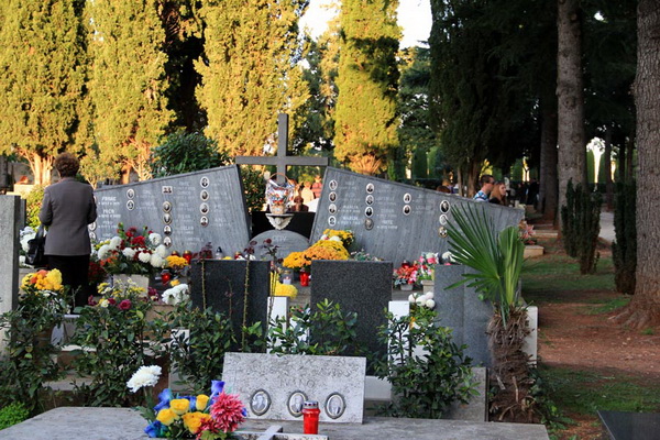 Blagdan Svih svetih na Gradskom groblju Zadar, Foto: Iva Perinčić Blagdan Svih svetih na Gradskom groblju Zadar, Foto: Iva Perinčić