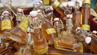 U sklopu 9. Festivala smokve na Trgu pet bunara održava se sajam smokava na kojem proizvođači i prerađivači izlažu i prodaju svoje artikle. Photo: Dino Stanin/PIXSELL U sklopu 9. Festivala smokve na Trgu pet bunara održava se sajam smokava na kojem proizvođači i prerađivači izlažu i prodaju svoje artikle. Photo: Dino Stanin/PIXSELL