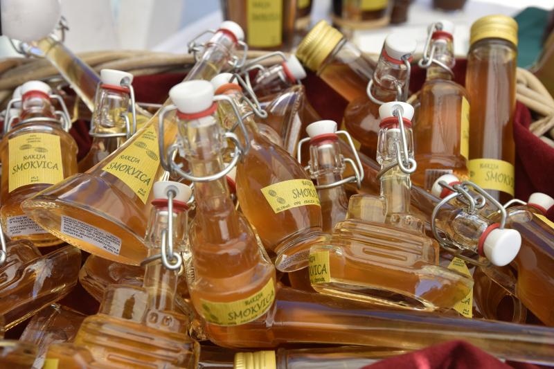 U sklopu 9. Festivala smokve na Trgu pet bunara održava se sajam smokava na kojem proizvođači i prerađivači izlažu i prodaju svoje artikle. Photo: Dino Stanin/PIXSELL U sklopu 9. Festivala smokve na Trgu pet bunara održava se sajam smokava na kojem proizvođači i prerađivači izlažu i prodaju svoje artikle. Photo: Dino Stanin/PIXSELL