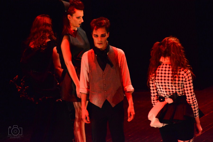 Dragon teatar- “POE – Nikad više”, foto: Iva Perinčić Dragon teatar- “POE – Nikad više”, foto: Iva Perinčić