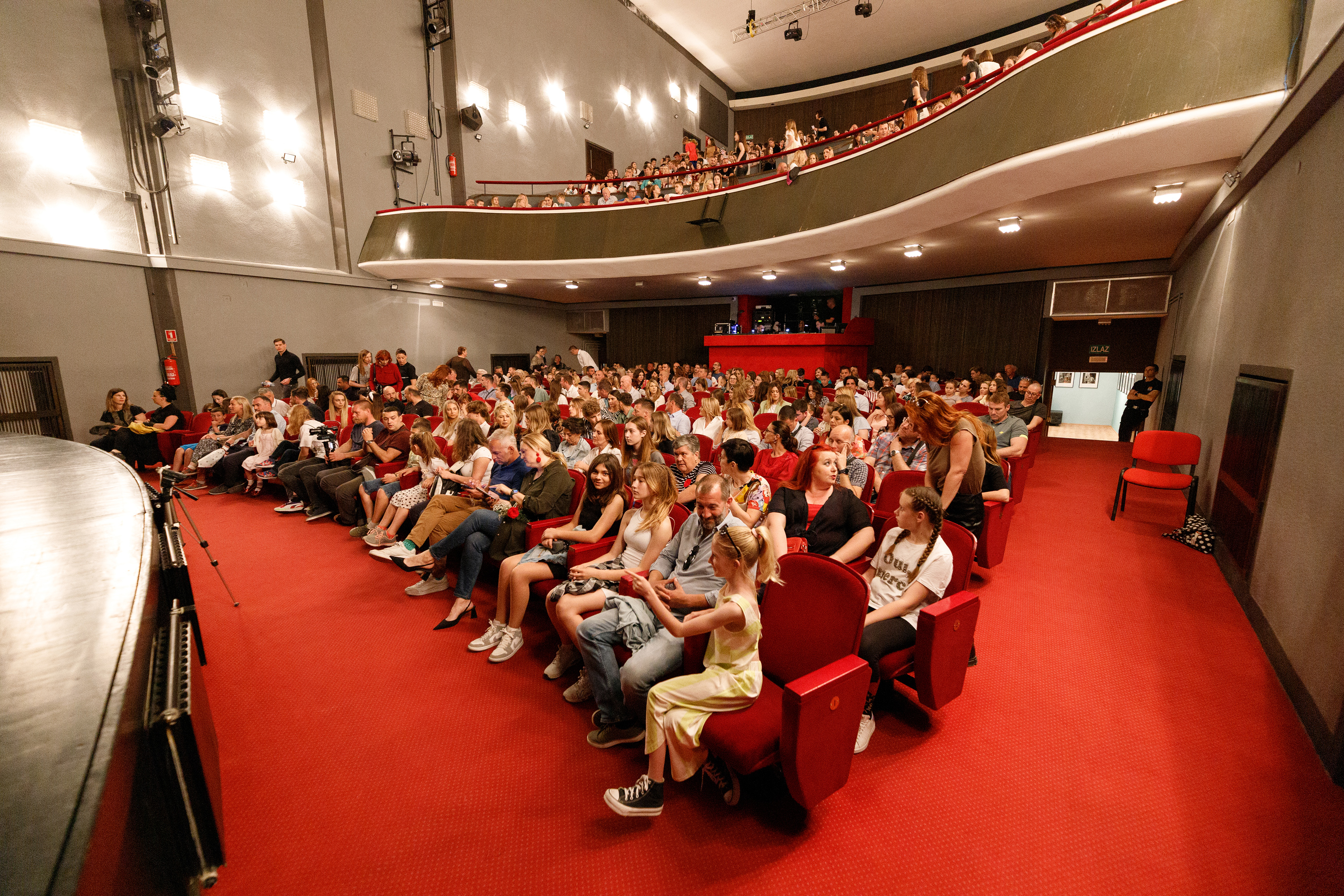 Igrajmo se: Zabranjeno mlađima od 15 strana A