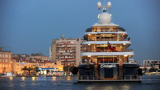 Zadar, 150811.
Danas u vecernjim satima u zadarsku luku uplovila je jahta Cake Walk duga 85 metara i siroka 14. Jahta koja plovi pod zastavom Kajmanskog otocja sagradjena je 2010 godine i najveca je privatna jahta sagradjena u Americi posljednjih 80 godin