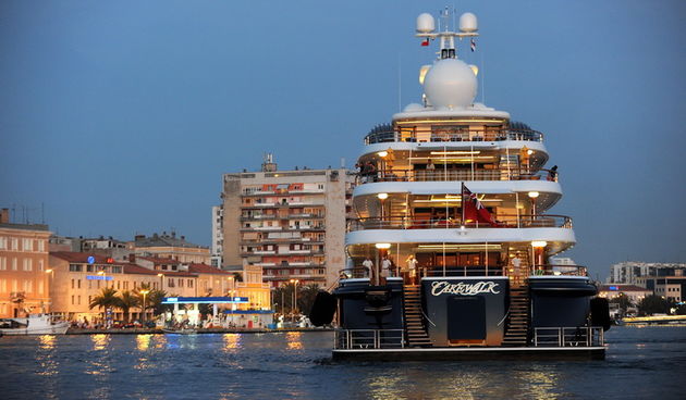 Zadar, 150811.
Danas u vecernjim satima u zadarsku luku uplovila je jahta Cake Walk duga 85 metara i siroka 14. Jahta koja plovi pod zastavom Kajmanskog otocja sagradjena je 2010 godine i najveca je privatna jahta sagradjena u Americi posljednjih 80 godin