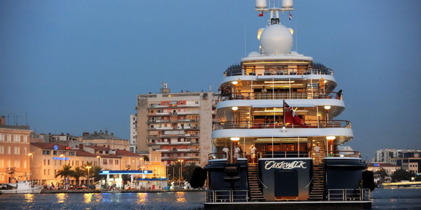 Zadar, 150811.
Danas u vecernjim satima u zadarsku luku uplovila je jahta Cake Walk duga 85 metara i siroka 14. Jahta koja plovi pod zastavom Kajmanskog otocja sagradjena je 2010 godine i najveca je privatna jahta sagradjena u Americi posljednjih 80 godin Zadar, 150811.
Danas u vecernjim satima u zadarsku luku uplovila je jahta Cake Walk duga 85 metara i siroka 14. Jahta koja plovi pod zastavom Kajmanskog otocja sagradjena je 2010 godine i najveca je privatna jahta sagradjena u Americi posljednjih 80 godin