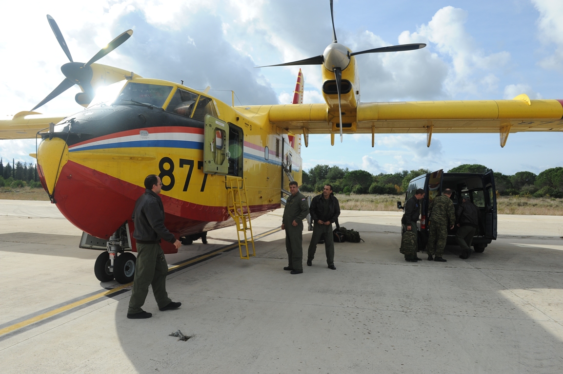 Posade dvaju Canadiara vratili se s uspješne misije u sjevernoj Italiji Posade dvaju Canadiara vratili se s uspješne misije u sjevernoj Italiji