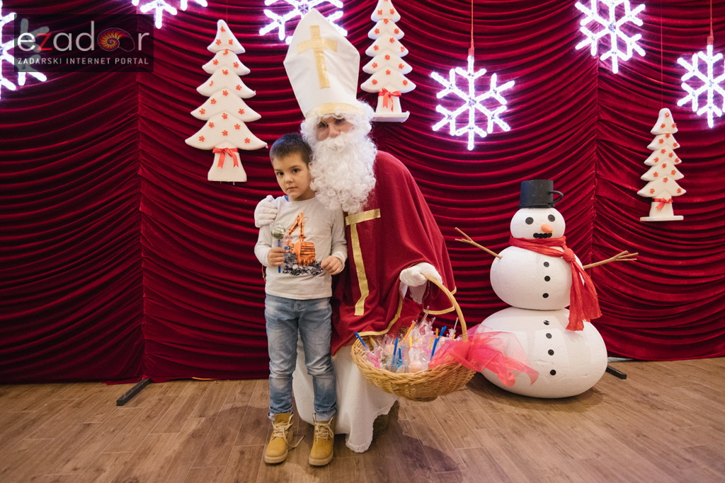 Sveti Nikola posjetio Supernova centar i razveselio mališane