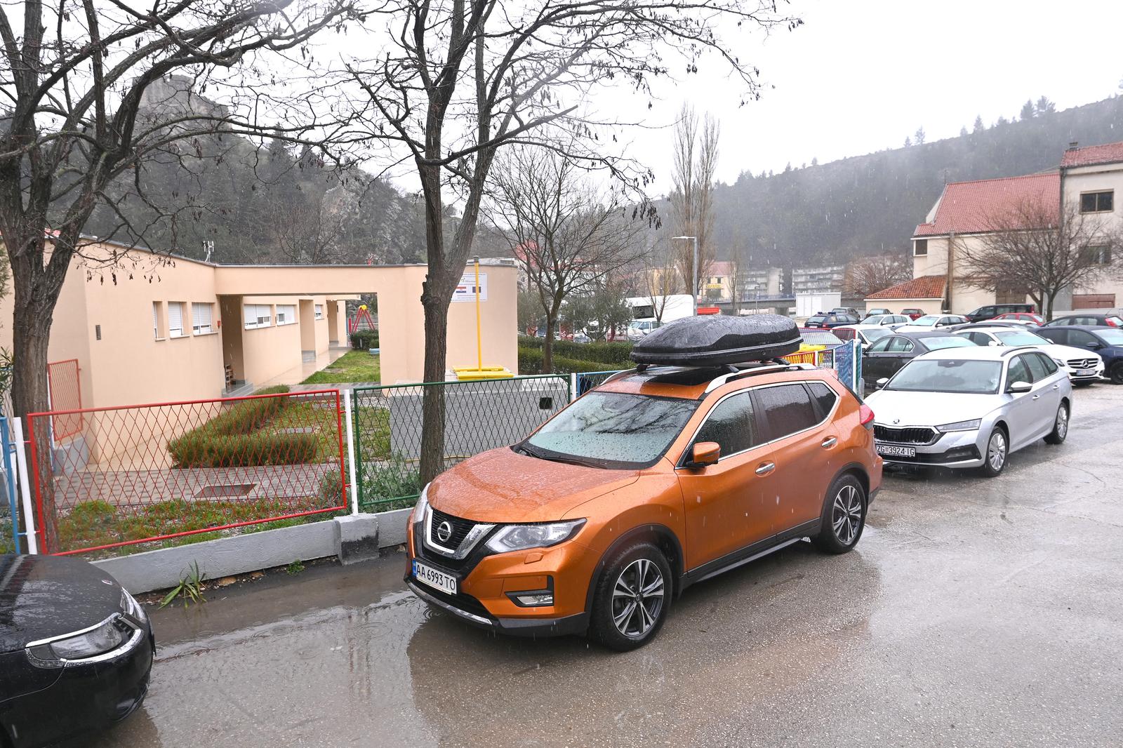 Snijeg i bura: Kolona vozila zaustavljena između Obrovca i Zatona obrovačkog