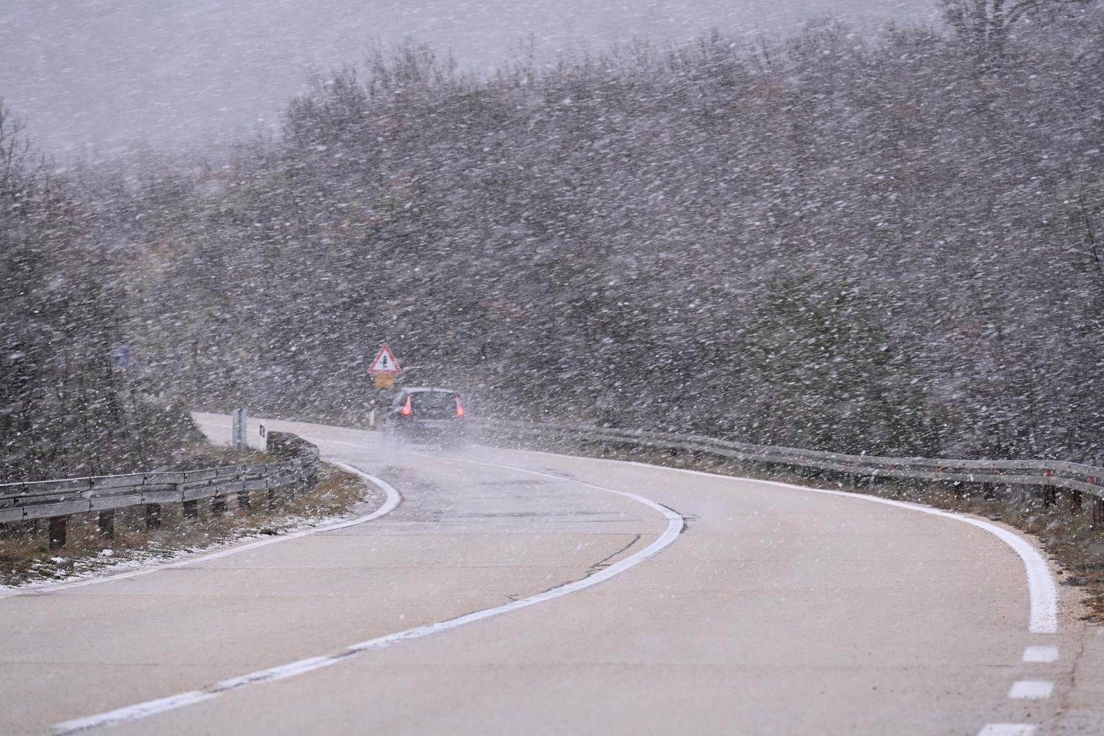 Snijeg i bura: Kolona vozila zaustavljena između Obrovca i Zatona obrovačkog