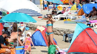 Zadar, 220811.
U turistickom  naselju Zaton u sklopu kojeg se nalazi i najveci autokamp u Hrvatskoj izuzetno su zadovoljni ovogodisnjom sezonom, broj gostiju u odnosu na druge godine je porastao za 7 posto. Trenutno se u naselju (kampu i apartmanima) nala