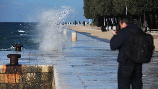 Zadar, 281212.
U Zadru trenutno puse jaka tramontana (sjeverozapadni vjetar) koji na rivi stvara zanimljive prizore. Unatoc jakom vjetru i valovima, trajekti i katamarani plove redovito.
Na fotografiji: mnogi su zastali kako bi napravili koju fotografiju. Zadar, 281212.
U Zadru trenutno puse jaka tramontana (sjeverozapadni vjetar) koji na rivi stvara zanimljive prizore. Unatoc jakom vjetru i valovima, trajekti i katamarani plove redovito.
Na fotografiji: mnogi su zastali kako bi napravili koju fotografiju.
