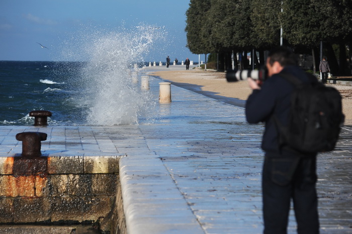 Zadar, 281212.
U Zadru trenutno puse jaka tramontana (sjeverozapadni vjetar) koji na rivi stvara zanimljive prizore. Unatoc jakom vjetru i valovima, trajekti i katamarani plove redovito.
Na fotografiji: mnogi su zastali kako bi napravili koju fotografiju. Zadar, 281212.
U Zadru trenutno puse jaka tramontana (sjeverozapadni vjetar) koji na rivi stvara zanimljive prizore. Unatoc jakom vjetru i valovima, trajekti i katamarani plove redovito.
Na fotografiji: mnogi su zastali kako bi napravili koju fotografiju.