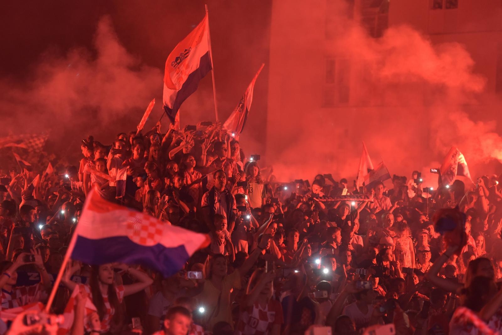 Zadrani na Forumu priredili spektakularan doček za svoje Vatrene Zadrani na Forumu priredili spektakularan doček za svoje Vatrene